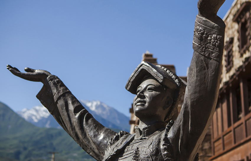 四川阿壩州羌城(chéng)“古羌文(wén)化(huà)”雕塑組群